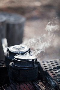 木椅子摄影照片_通过篝火煮咖啡