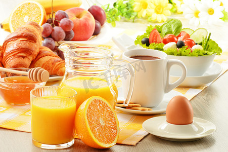 手绘鸡蛋奶酪摄影照片_早餐咖啡、 橙汁、 牛角面包、 鸡蛋、 蔬菜