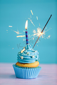 周年会议摄影照片_与蜡烛的生日蛋糕