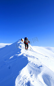 冬季徒步上滑雪鞋.