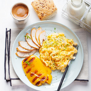 韭菜炒蛋摄影照片_Scrambled eggs, omelet, sweet pepper and hot smocked chicken, ham.