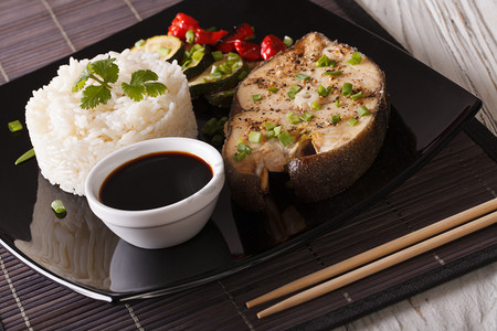 亚洲菜式: 牛排白色鱼，米饭和酱特写。匾额