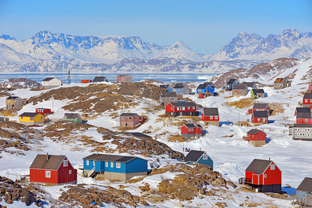 建筑冰块摄影照片_色彩缤纷的房子，在格陵兰岛