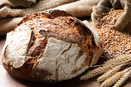烘焙面包摄影照片_新鲜烘焙的传统面包