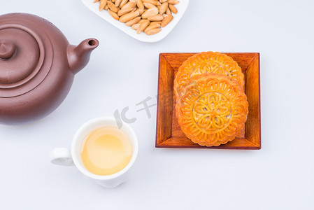 月饼和茶，中国中期秋天节日食品.