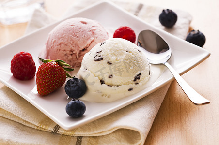 草莓冰块摄影照片_冰淇淋