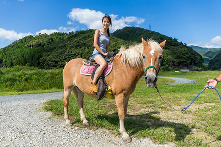 亚洲女人骑一匹马