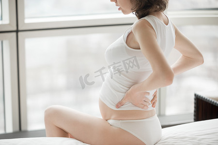 孕妇扶住特写身体特写腰痛