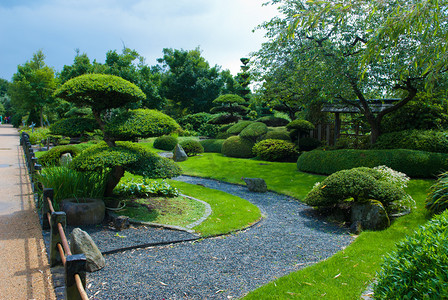路边风景摄影照片_日本花园盆栽