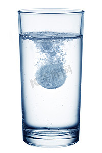 在杯水中碳酸丸玻璃杯