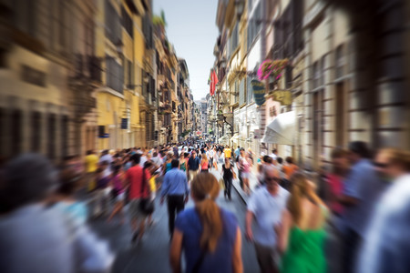 渐变个人简历摄影照片_在意大利的狭窄街道上人群