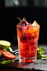 草莓冰块摄影照片_新鲜的草莓鸡尾酒