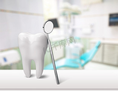 牙科邀请卡摄影照片_诊所内牙齿模型和牙医镜子