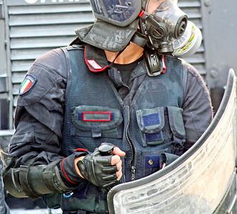 盾牌与防毒面具的防暴警察