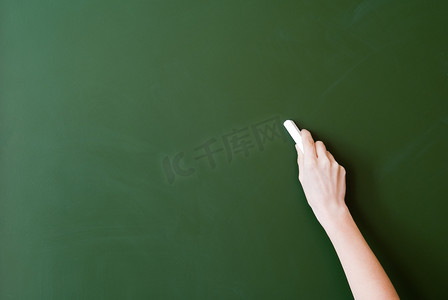 教师节用粉笔在黑板上写字特写