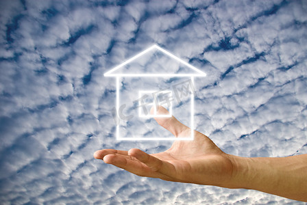 自然风景居家生活房屋图标手握多云的天空背景
