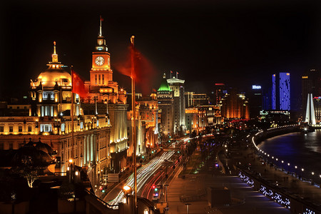 商标烘培摄影照片_上海外滩夜中国标志车与商标遮盖