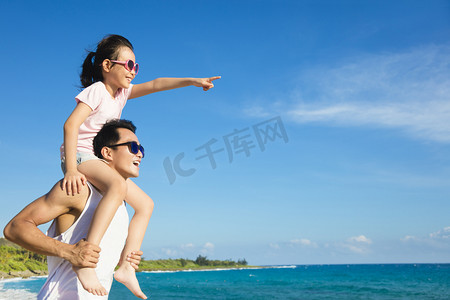 家庭时间摄影照片_父亲和女儿在海滩上玩