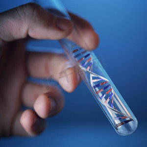 科研人员手拿试管DNA分子在试管中