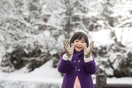 可爱的亚洲女孩在户外微笑在雪中