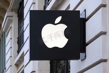 指示图标摄影照片_苹果入口上方的苹果 macintosh 符号存储在巴黎