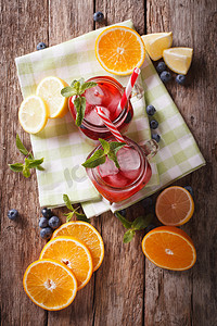 桑格利亚汽酒与柑橘、 草莓和蓝莓在一个玻璃瓶中。ve