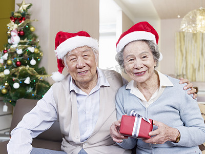年长夫妇与圣诞帽