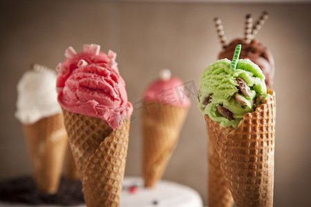 详情关联摄影照片_夏天什锦的冰淇淋甜筒