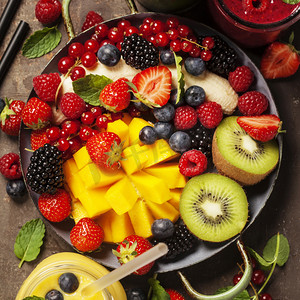 蓝莓果汁摄影照片_各种切开的水果和饮料