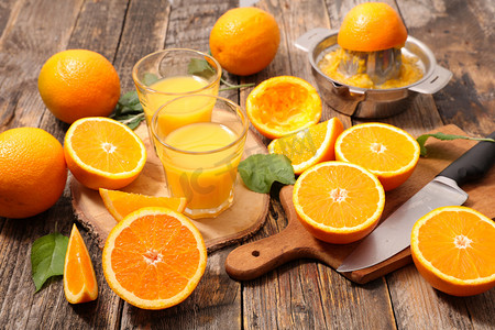 切开的新鲜橙子和果汁