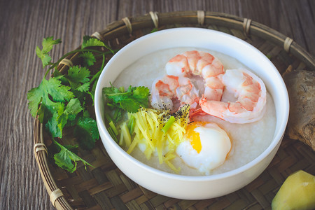 厚摄影照片_虾和鸡蛋，复古色调的稀饭