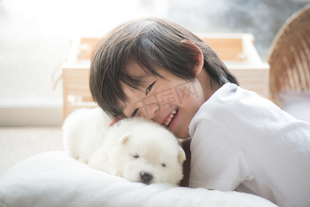 抱抱摄影照片_亚洲儿童和西伯利亚哈士奇犬小狗一起玩