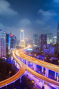 在晚上上海高架的路交界处和交汇处立交桥