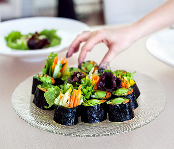 素食寿司卷配蔬菜