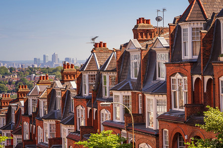 典型的英国砖混住宅在阳光明媚的下午全景镜头从慕斯山，伦敦，英国