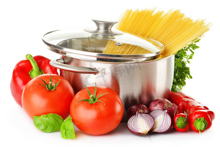 意大利面和各种原料蔬菜用不锈钢锅