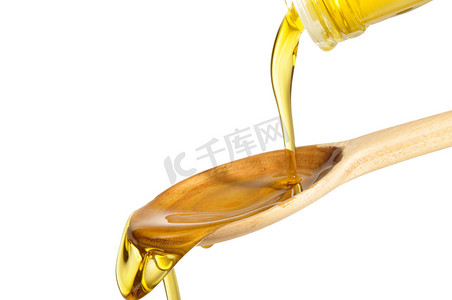 金色瓶子摄影照片_橄榄油