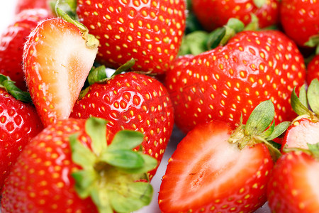 红色小草莓摄影照片_多草莓浆果