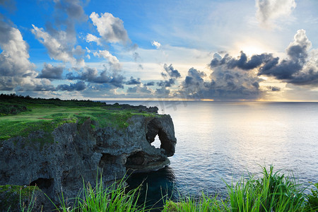 日落的岩石，在冲绳，＝