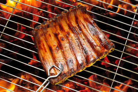 炭烧澳洲牛肋骨摄影照片_美食食物烤肉烤猪排烤架