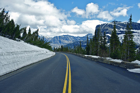 美国加拿大画册摄影照片_蒙大拿州的山路