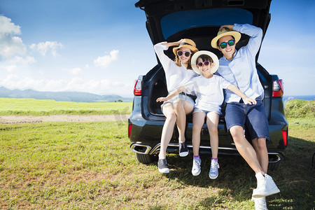 儿童旅行摄影照片_幸福的家庭享受道路旅行和夏季度假