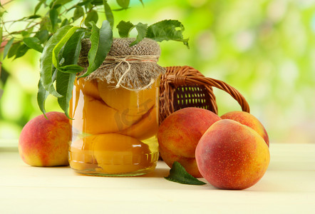 jar摄影照片_jar 的罐头桃子和新鲜桃子木桌子上外