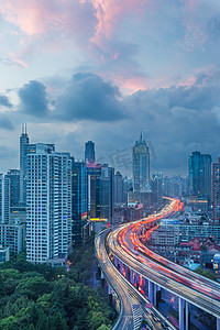 中国颜色摄影照片_交通路在上海与背景下的城市景观.