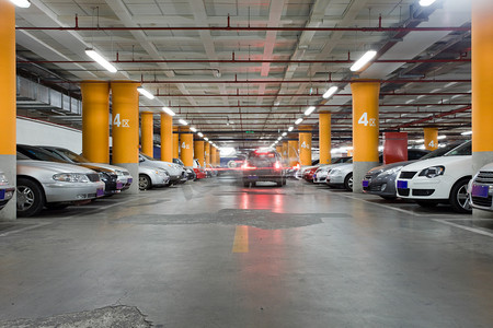 很多汽车摄影照片_停车场地下内部有几部停放的汽车
