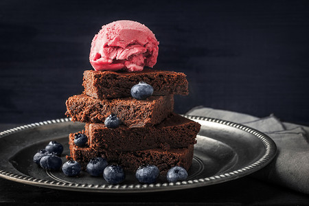 巧克力果仁巧克力和蓝莓和冰激淋上老式板水平