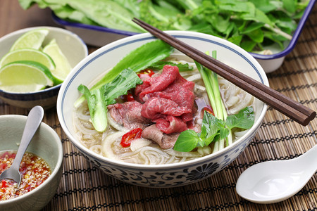 牛肉米粉摄影照片_pho bo，越南牛肉米饭面条汤