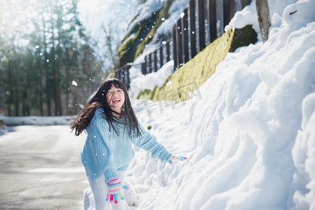 森林摄影照片_亚洲女孩在雪中户外微笑在寒冷的冬天里