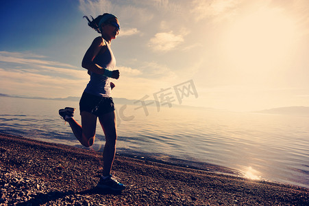 径摄影照片_年轻的健身女人跑