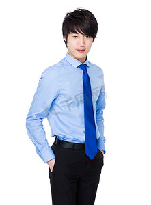 身穿蓝色制服面带微笑站着的年轻亚洲商人